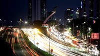 Macet tak melulu menghadirkan penat akibat antrean kendaraan. Buktinya, dibalik kamera fotografer detikcom, cahaya kemacetan terlihat indah.