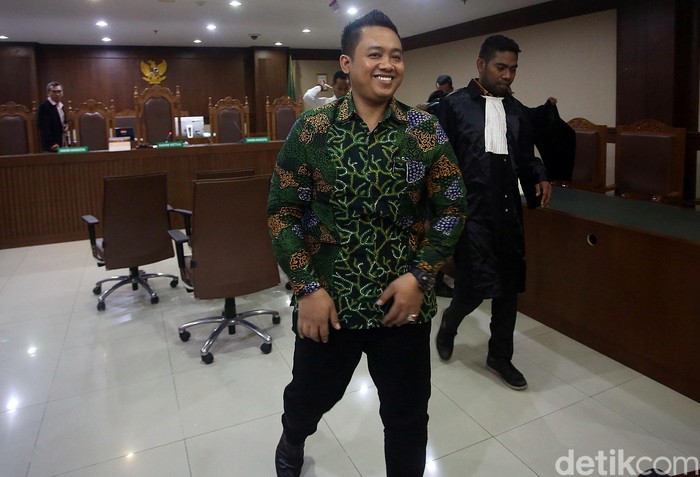 Eks asisten pribadi Imam Nahrawi, Miftahul Ulum, didakwa menerima suap sebesar Rp 11,5 miliar. Ia juga didakwa terima gratifikasi Rp 8,6 miliar bersama Imam.