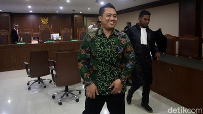 Senyum Eks Aspri Imam Nahrawi yang Didakwa Terima Suap Rp 11,5 M