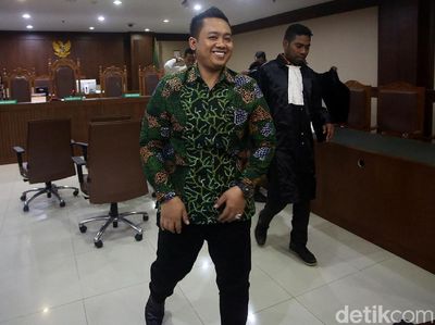 Senyum Eks Aspri Imam Nahrawi yang Didakwa Terima Suap Rp 11,5 M