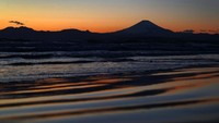 Saat matahari terbenam, lokasi ini pun menjadi sangat romantis dengan cahaya warna oranye keemasan.