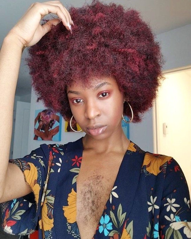 Queen Esther, seorang aktivis bahkan berani memamerkan bulu di dadanya. Aku telah memiliki bulu dada sejak usia 11. Aku merasa aku harus menyembunyikannya. Itu membuatku menangis. Aku belajar menerima diriku, ujar Queen Esther.  Foto: Instagram