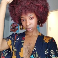 Queen Esther, seorang aktivis bahkan berani memamerkan bulu di dadanya. Aku telah memiliki bulu dada sejak usia 11. Aku merasa aku harus menyembunyikannya. Itu membuatku menangis. Aku belajar menerima diriku, ujar Queen Esther.  Foto: Instagram