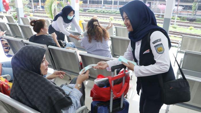 Pegawai PT KAI Daop 2 Bandung bagikan masker ke calon penumpang