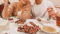 Kuliner Jogja lain yang mereka coba adalah sate klathak Pak Pong. Katanya menu ini sukses bikin Karin jatuh cinta sejak 2016. Foto: Instagram awkarin