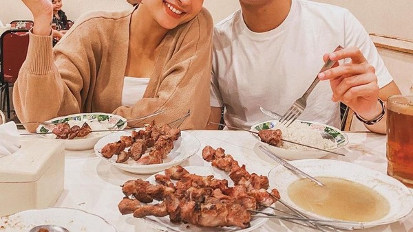 Potret Romantis Awkarin dan Sabian Tama Saat Makan Bareng