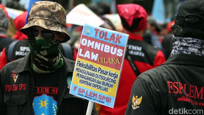 Massa buruh menggelar aksi unjuk rasa di depan Istana Negara, Jakarta. Aksi itu digelar unutk menolak Omnibus Law RUU Cipta Lapangan Kerja (Cilaka).