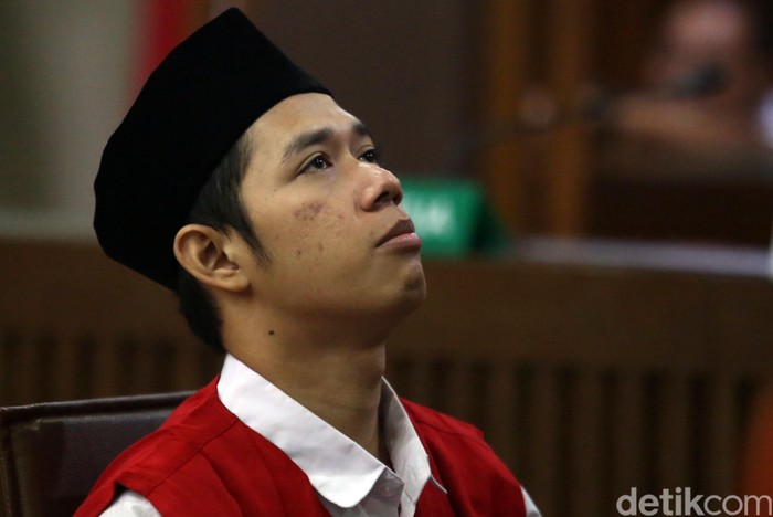 Dede Lutfi Alfiandi alias Dede menjalani sidang vonis. Ia divonis 4 bulan bui dikurangi masa tahanan. Atas putusan tersebut, Lutfi akan bebas hari ini.