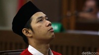Dede Lutfi Alfiandi alias Dede -- yang fotonya viral tengah membawa bendera Merah Putih saat melakukan demonstrasi -- menjalani sidang vonis di Pengadilan Negeri Jakarta Pusat, Kamis (30/1/2020).