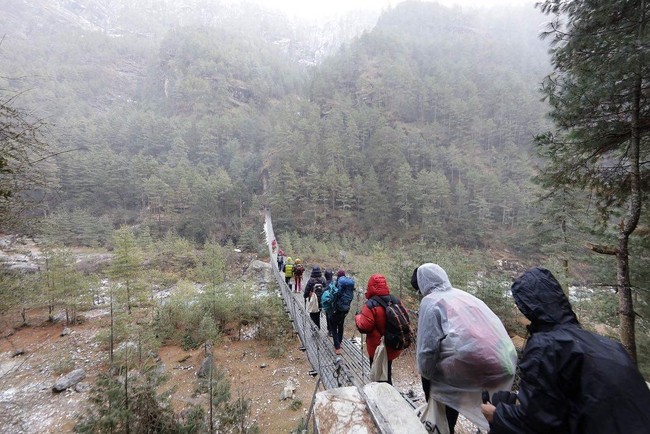 Demi menggelar fashion show di Gunung Everest, seluruh panitia dan model melakukan trekking selama 11 hari dari Lukla hingga mencapai Kala Patthar. Perjalanan yang mereka lalui pastinya tak mudah karena harus membawa sejumlah perlengkapan untuk fashion show. Foto: officialmadalinadoroftei, @ guinnessworldrecords, @ kasa.kasastyle