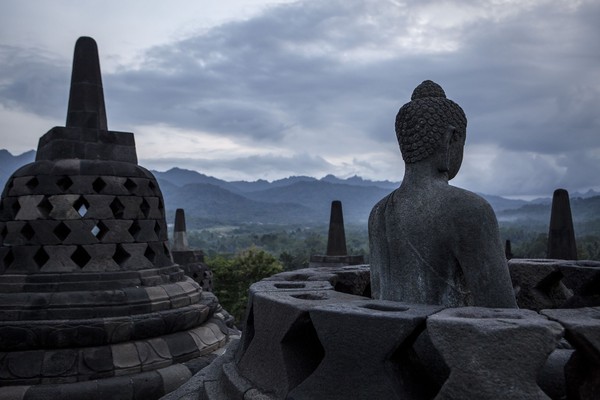 Dari atas candi pengunjung bisa melihat kemegahan komplek Borobudur yang magis dengan patung-patung Buddha.(Getty Images) Dari atas candi pengunjung bisa melihat kemegahan komplek Borobudur yang magis dengan patung-patung Buddha.(Getty Images)