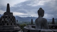 Dari atas candi pengunjung bisa melihat kemegahan komplek Borobudur yang magis dengan patung-patung Buddha.(Getty Images)