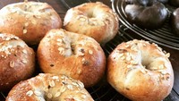 Bagel memiliki tekstur padat di luar dan kenyal di dalam. Proses pembuatannya ialah adonan bagel direbus dalam air sebelum dipanggang. Banyak orang berkreasi menambahkan topping bagel sesuai selera. Foto: Instagram nokabread