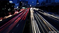 Dengan menggunakan shutter rendah atau mode slow speed, potret yang dihasilkan justru menjadi lebih dramatis.
