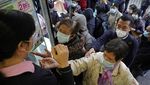 Warga Hong Kong Antre Beli Masker Demi Terhindar Virus Corona