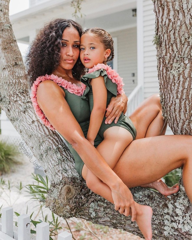 Aku sering dibandingkan dengannya cukup sering dan bukan hanya online. Di mana-mana, apakah itu di gereja, bioskop, atau tempat belanja. Ada orang asing datang dan berkata, pernah ada yang bilang kamu mirip... aku selalu tertawa sebelum mereka selesai berkata karena aku tahu siapa yang mereka akan katakan karena aku sering mendengarnya, terutama sejak aku meluruskan rambut, katanya kepada Dailymail. Foto: Instagram @greyson_land