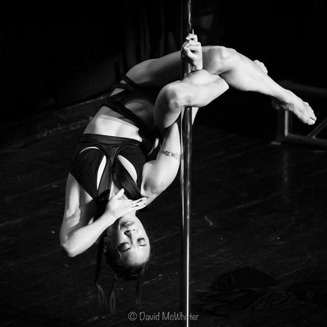 Awalnya keseimbangan menjadi penari tiang dan pekerjaan penuh waktu sebagai seorang humas dapat dikelolanya. Namun, setelah Natasha dinobatkan sebagai juara USPDF di New York, sangat sulit baginya untuk tetap fokus di tempat kerja dan tour keliling dunia sebagai penari tiang. Foto: Instagram