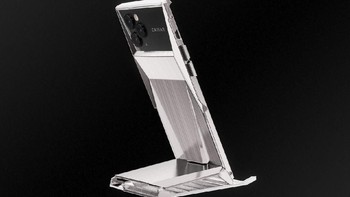 Ketika dibuka, penutup layar ini bisa dilipat menjadi stand untuk mendirikan Cyberphone secara vertikal. Foto: Caviar