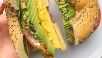 Mau lebih sehat? Coba saja tambahkan bagel dengan telur dadar, alpukat, dan tomat. Jangan lupa sedikit taburan garam, merica, dan wijen untuk menyempurnakan rasanya. Foto: Instagram healthyfood.bykiek