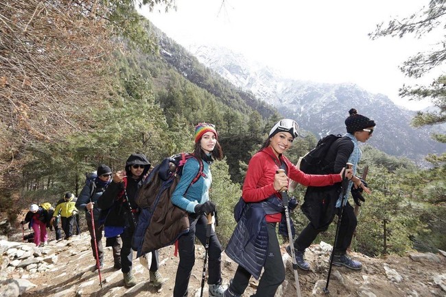 Selama perjalanan dan di lokasi fashion show, mereka juga meminum air yang berasal dari salju yang dimasak. Kami ingin menghemat 7.000 liter air, ujar model Italia-Serbia Alessandro Egger yang ikut bertasipasi dalam fashion show. Foto: officialmadalinadoroftei, @ guinnessworldrecords, @ kasa.kasastyle