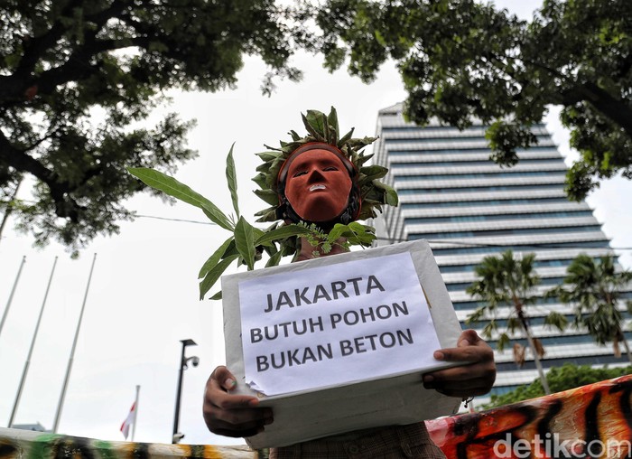Walhi Protes Penebangan Pohon di Monas Walhi menggelar aksi mendesak agar revitalisasi kawasan Monas tidak hanya dihentikan, melainkan juga segera mengembalikannya ke fungsi awal sebagai RTH.