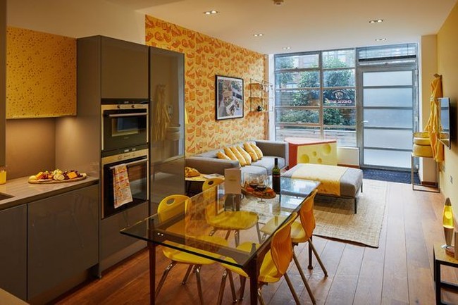 Hotel keju ini terdiri dari kamar tidur, kamar mandi, dapur, dan ruang keluarga. Kamu bisa melihat bangku dan meja di hotel ini berbentuk layaknya keju. Sangat keren bukan? Foto: dok. Cafe Rouge