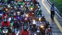 Penyediaan layanan transportasi umum ini harus baik agar orang-orang mau menggunakannya. Grandyos Zafna/detikcom.