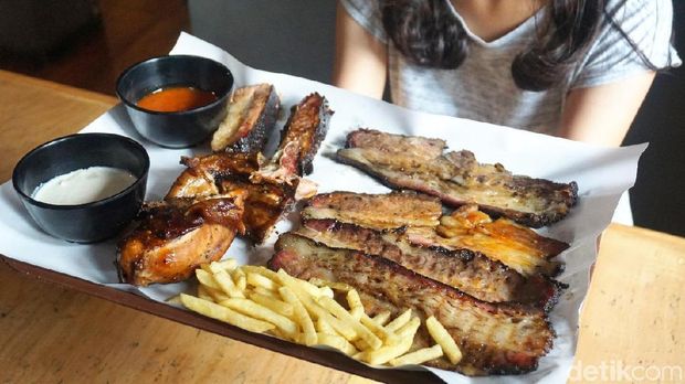 Bara Grills: Juicy Harum! Daging Sapi yang Diasap 12 Jam