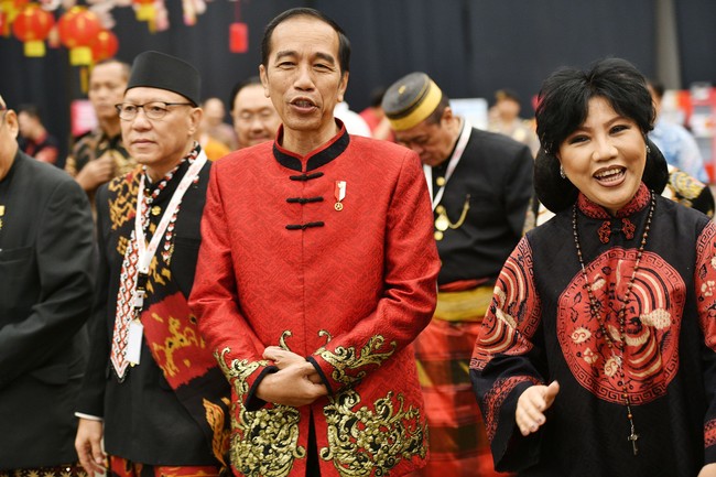 Presiden Jokowi memberikan pidato di Perayaan Imlek Nasional pada Kamis (30/01/2020). Ia mempercayakan desainer Anne Avantie untuk merancang busana cheongsam yang dikenakannya. Foto: Dok. Anne Avantie