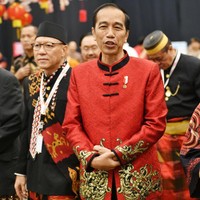 Presiden Jokowi memberikan pidato di Perayaan Imlek Nasional pada Kamis (30/01/2020). Ia mempercayakan desainer Anne Avantie untuk merancang busana cheongsam yang dikenakannya. Foto: Dok. Anne Avantie