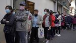 Warga Hong Kong Antre Beli Masker Demi Terhindar Virus Corona