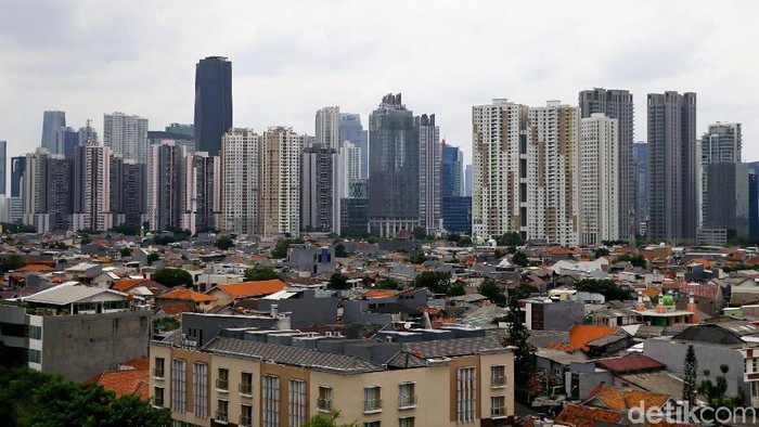 Pembangunan gedung bertingkat di Jakarta tak pernah henti. Namun hal itu berbanding terbalik dengan keberadaan ruang terbuka hijau yang minim di ibu kota.