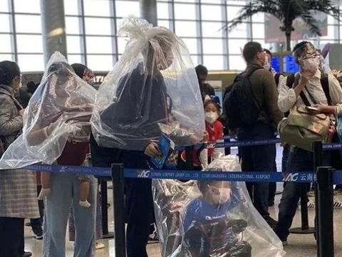 Virus Corona, Penumpang Pesawat Pakai Galon Air sampai Helm