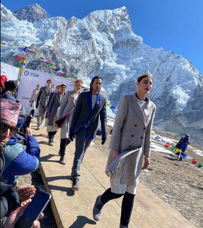 Fashion show di atas ketinggian Gunung Everest, Himalaya ini digelar dengan benar-benar memerhatikan keselamatan bumi. Selain busana yang dikenakan ramah lingkungan, para model yang tampil dan seluruh panitia juga tidak memakai produk yang bisa memengaruhi perubahan iklim. Foto: officialmadalinadoroftei, @ guinnessworldrecords, @ kasa.kasastyle