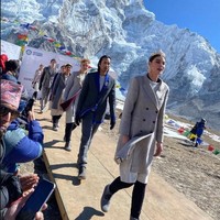 Fashion show di atas ketinggian Gunung Everest, Himalaya ini digelar dengan benar-benar memerhatikan keselamatan bumi. Selain busana yang dikenakan ramah lingkungan, para model yang tampil dan seluruh panitia juga tidak memakai produk yang bisa memengaruhi perubahan iklim. Foto: officialmadalinadoroftei, @ guinnessworldrecords, @ kasa.kasastyle