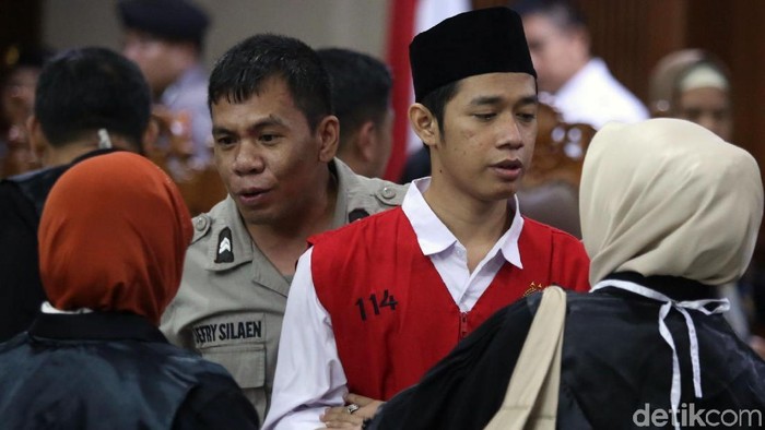 Dede Lutfi Alfiandi alias Dede bebas atas vonis 4 bulan penjara dikurangi masa tahanan. Nurhayati Sulistya, ibunda Lutfi senang putranya bisa bebas hari ini.