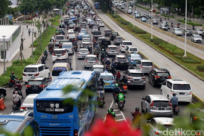 Kemacetan di Jakarta terparah ke-10 berdasarkan kondisi lalu lintas saat jam sibuk dari 416 kota dari 57 negara di dunia yang disurvei TomTom, 2019.
