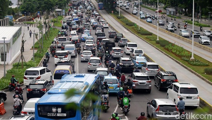 Kemacetan di Jakarta terparah ke-10 berdasarkan kondisi lalu lintas saat jam sibuk dari 416 kota dari 57 negara di dunia yang disurvei TomTom, 2019.