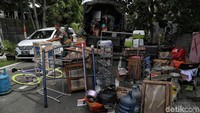 Sejumlah barang-barang milik keluarga veteran di kawasan Sumur Batu, Kemayoran, itu nantinya akan diangkut dan dipindahkan menggunakan mobil milik TNI.