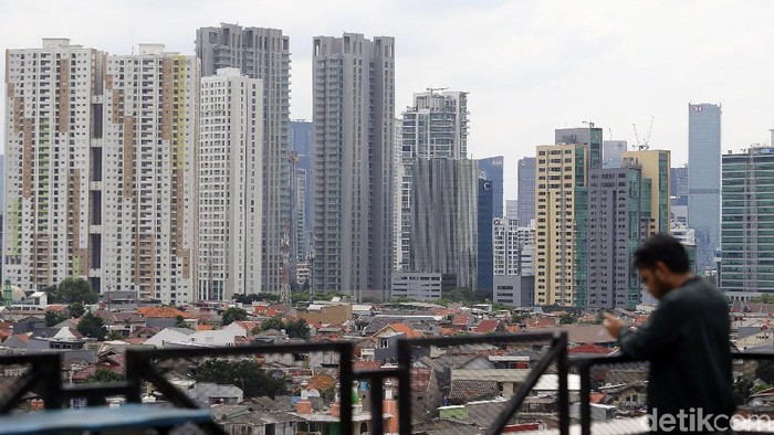 Pembangunan gedung bertingkat di Jakarta tak pernah henti. Namun hal itu berbanding terbalik dengan keberadaan ruang terbuka hijau yang minim di ibu kota.