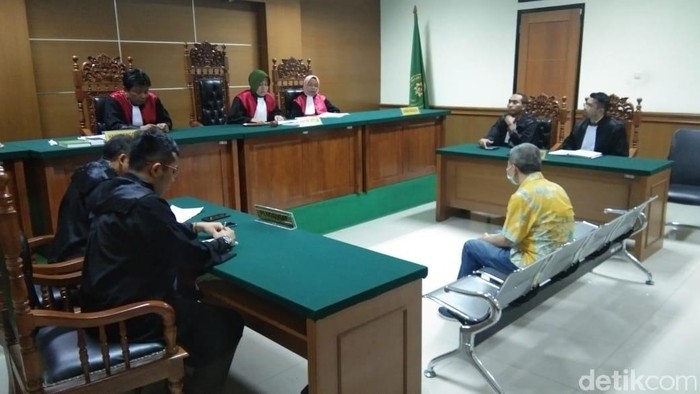 Bahtiar Rivai-detikcom/  Andi Gouw, terdakwa perkara korupsi di Yayasan Badan Pengelolaan Kesejahteraaan PT KS divonis 9 tahun penjara.