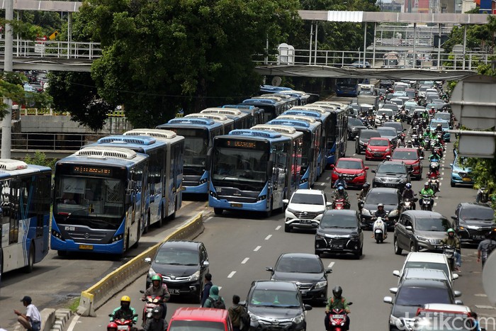 Demo buruh di kawasan Istana Negara membuat lalu lintas di area itu ditutup sementara. Penutupan itu membuat bus TransJakarta menumpuk di Halte Hayam Wuruk.