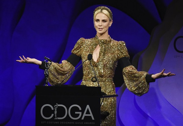 Louis Vuitton : les secrets de la robe portée par Charlize Theron aux CDGA  Awards 2020
