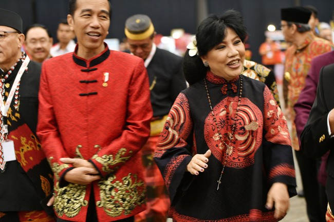 Warna merah dengan ukiran sulam benang emas menyimbolkan kemakmuran. Harapan Anne Avantie di 2020 ini, Presiden Jokowi bisa menghantarkan masyarakat Indonesia mencapai kemakmuran. Foto: Dok. Anne Avantie