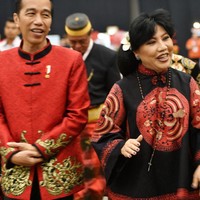 Warna merah dengan ukiran sulam benang emas menyimbolkan kemakmuran. Harapan Anne Avantie di 2020 ini, Presiden Jokowi bisa menghantarkan masyarakat Indonesia mencapai kemakmuran. Foto: Dok. Anne Avantie