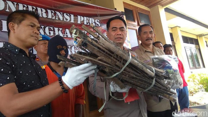 Seorang petani di Ngawi ditangkap karena memasang jebakan tikus dengan aliran listrik. Ia yakni Yusup Asngari (30), warga Dusun/Desa Budug, Kecamatan Kwadungan.