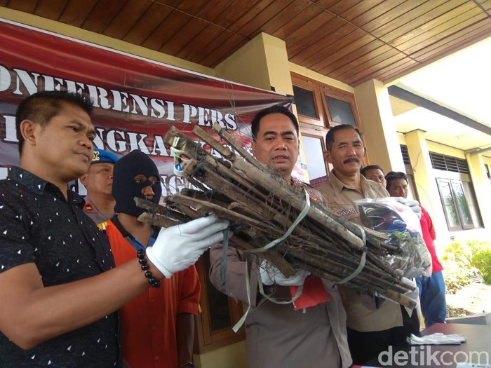 Seorang petani di Ngawi ditangkap karena memasang jebakan tikus dengan aliran listrik. Ia yakni Yusup Asngari (30), warga Dusun/Desa Budug, Kecamatan Kwadungan.