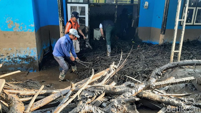 aksi bersih-bersih usai banjir bandang di bondowoso