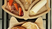 Yang ini adalah bagel versi manis gurih. Bagel dipotong lalu dioles selai kacang. Selanjutnya disajikan dengan pisang, anggur, dan strawberry. Kelihatan enak ya? Foto: Instagram twinsandtoast_
