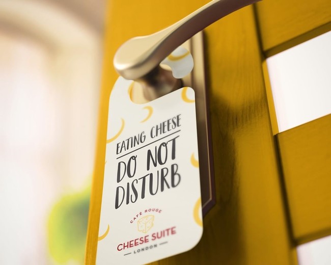 Hotel yang bernama The Cheese Suite ini sudah mulai dibuka dari tanggal 29 Januari hingga 6 Februari. Jika ingin menginap di hotel ini kamu tidak perlu membayar karena hotel ini gratis. Hanya kamu harus menyumbang untuk Princes Trust, salah satu badan amal yang bekerjasama dengan Cafe Rouge. Tertarik mencoba sensasi menginap di hotel keju ini? Foto: dok. Cafe Rouge